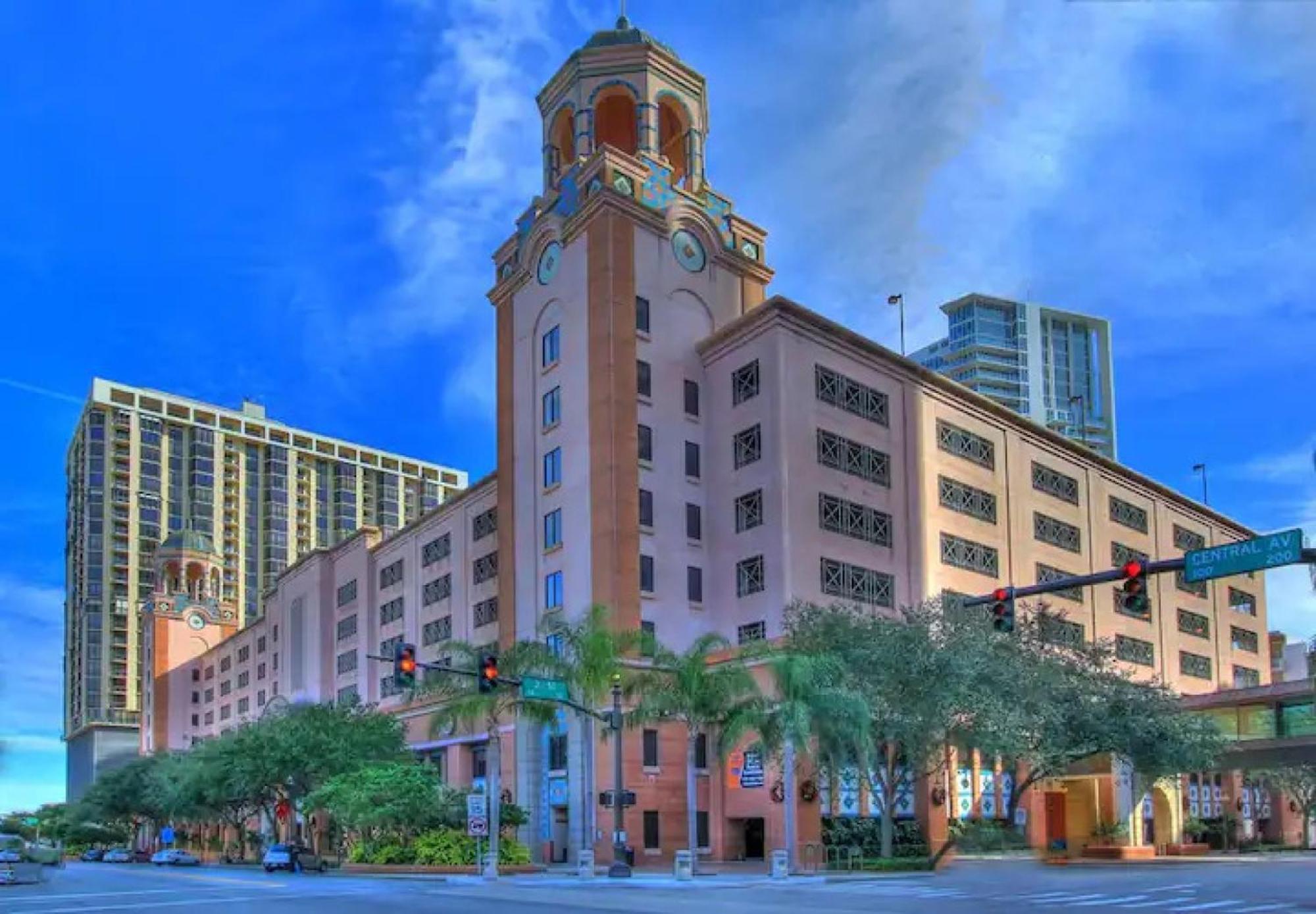 Spacious Studio Apartment Near Nightlife & Dining! St. Petersburg Exterior photo