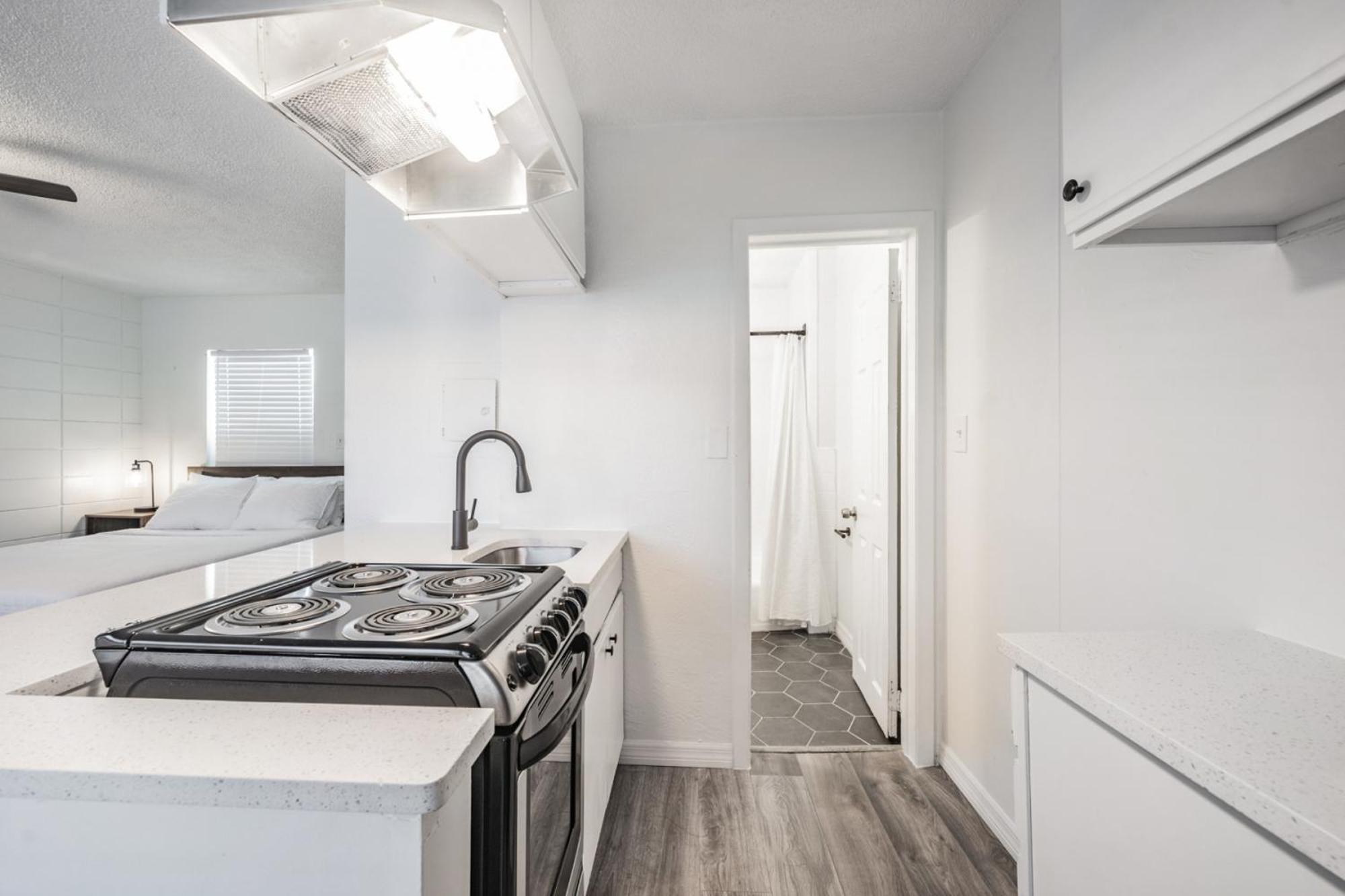 Spacious Studio Apartment Near Nightlife & Dining! St. Petersburg Exterior photo