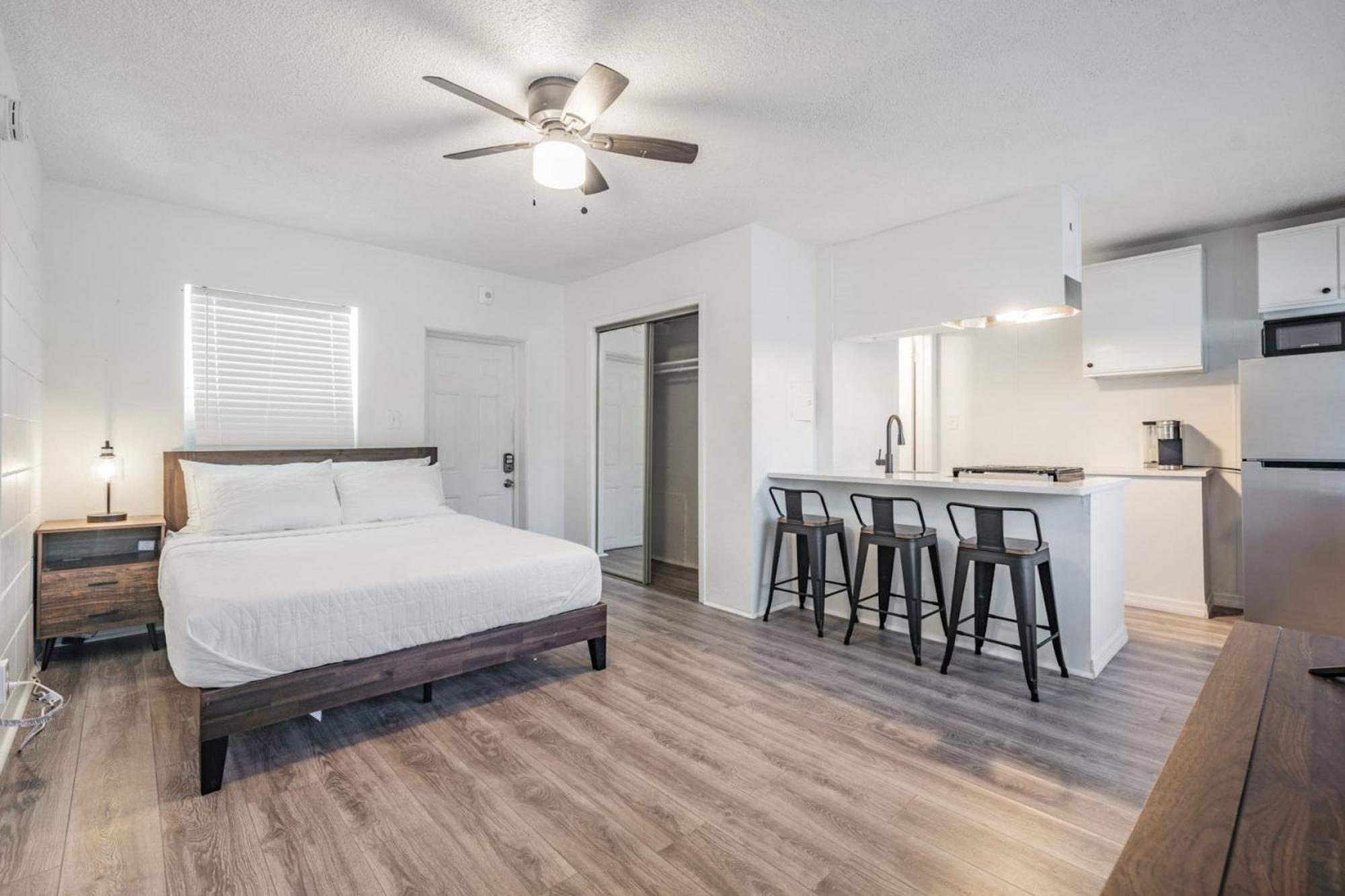 Spacious Studio Apartment Near Nightlife & Dining! St. Petersburg Exterior photo