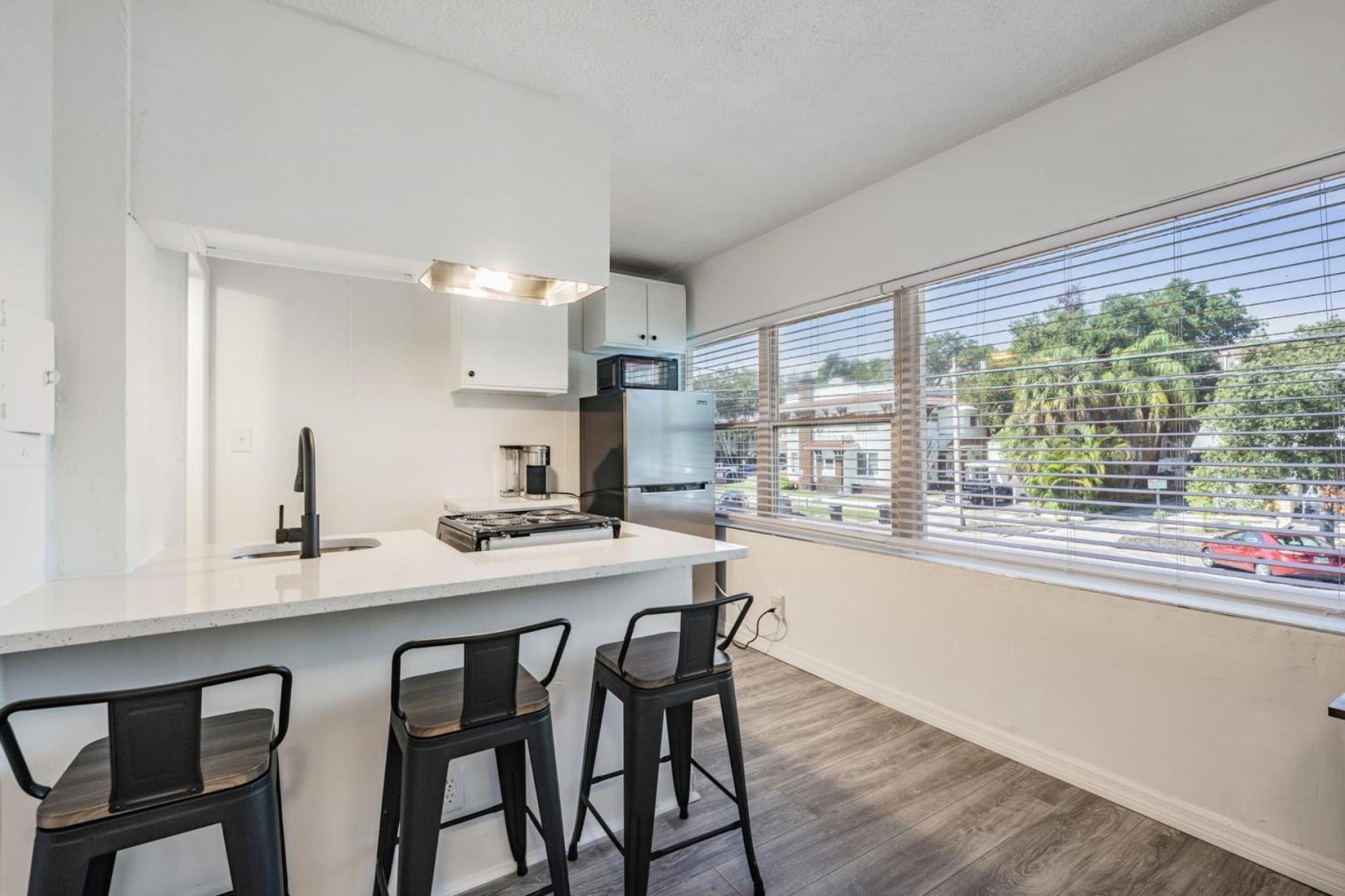 Spacious Studio Apartment Near Nightlife & Dining! St. Petersburg Exterior photo